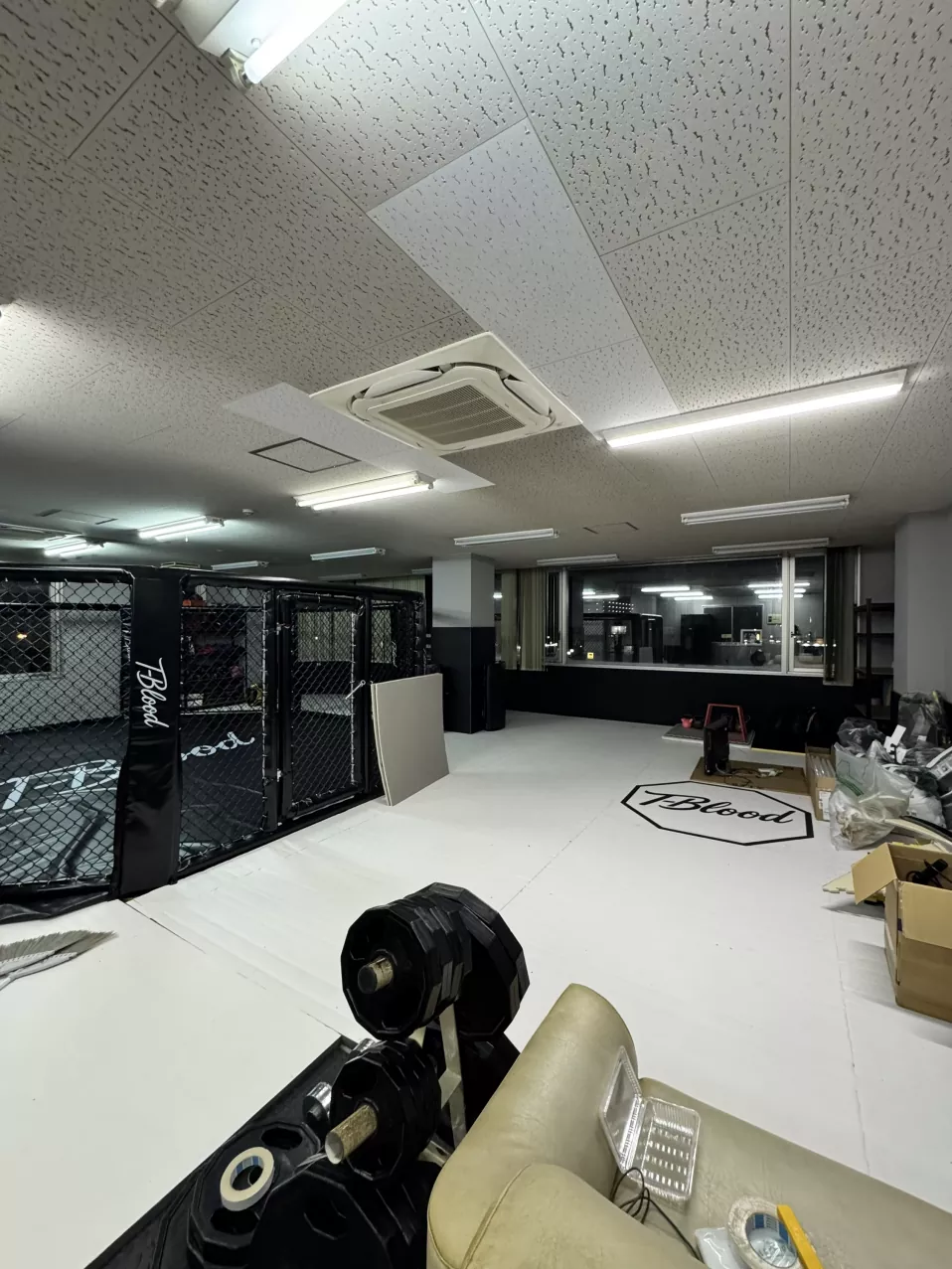 Aggiornamento del progetto cliente: installazione professionale dell'ottagono MMA e del tappetino a rullo completata