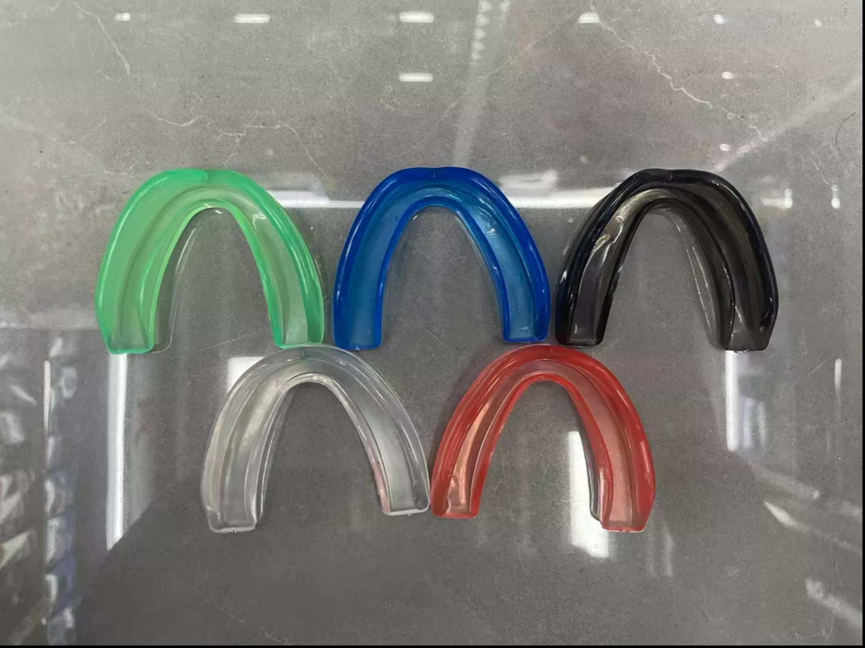 Paradenti in EVA trasparente traslucido e silicone opaco: analisi completa dei materiali per gli acquirenti di palestre da combattimento