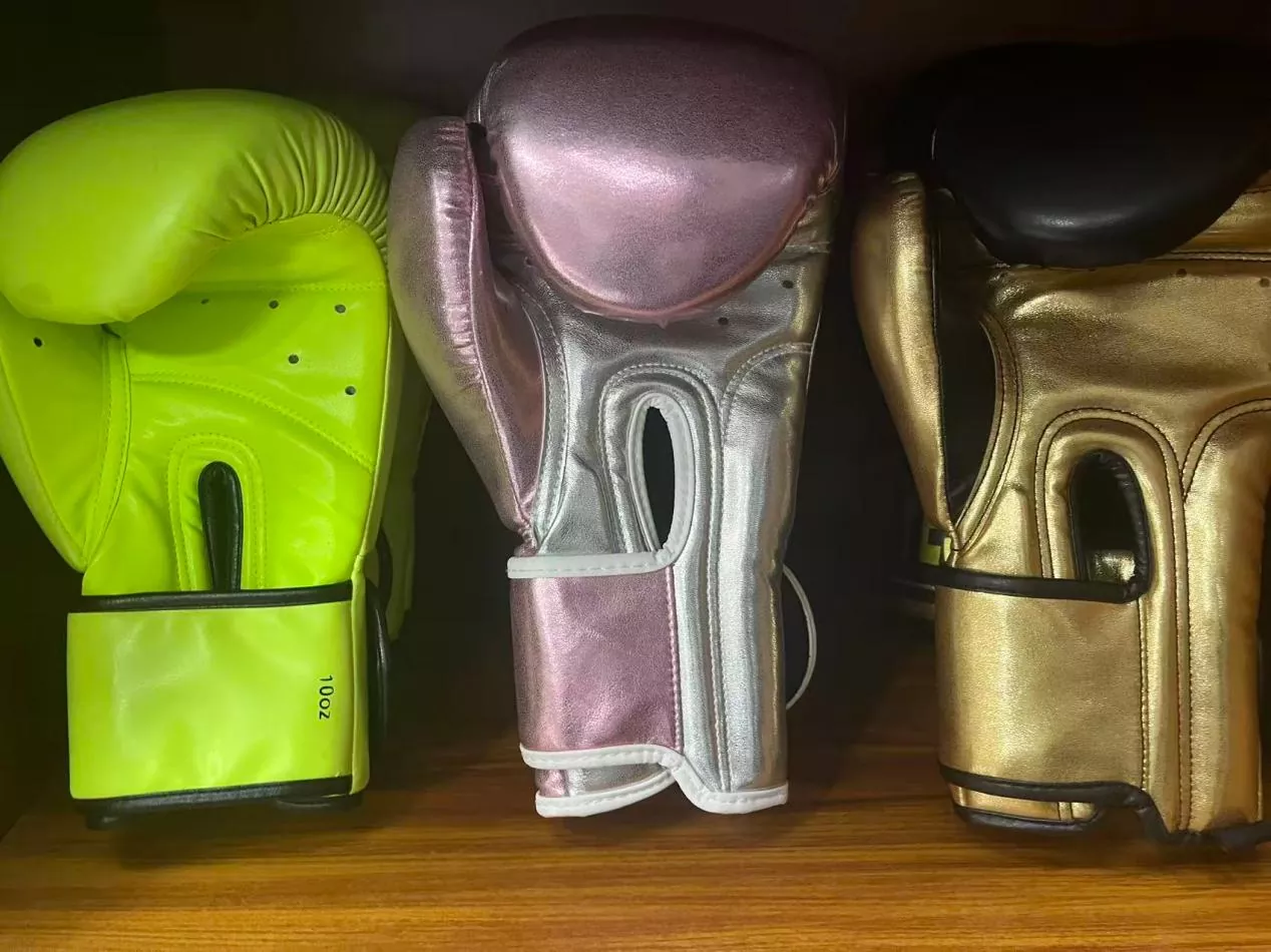 Quali sono le differenze chiave tra i guantoni da boxe e i guanti MMA per l'allenamento da combattimento?