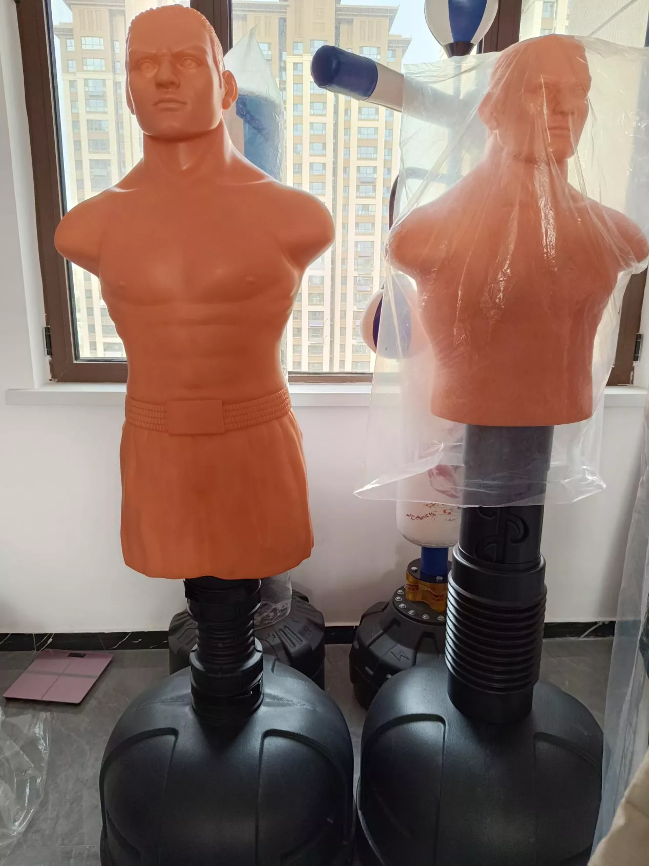 Può un manichino da boxe a forma umana fornire un allenamento di combattimento a tutto campo più realistico?