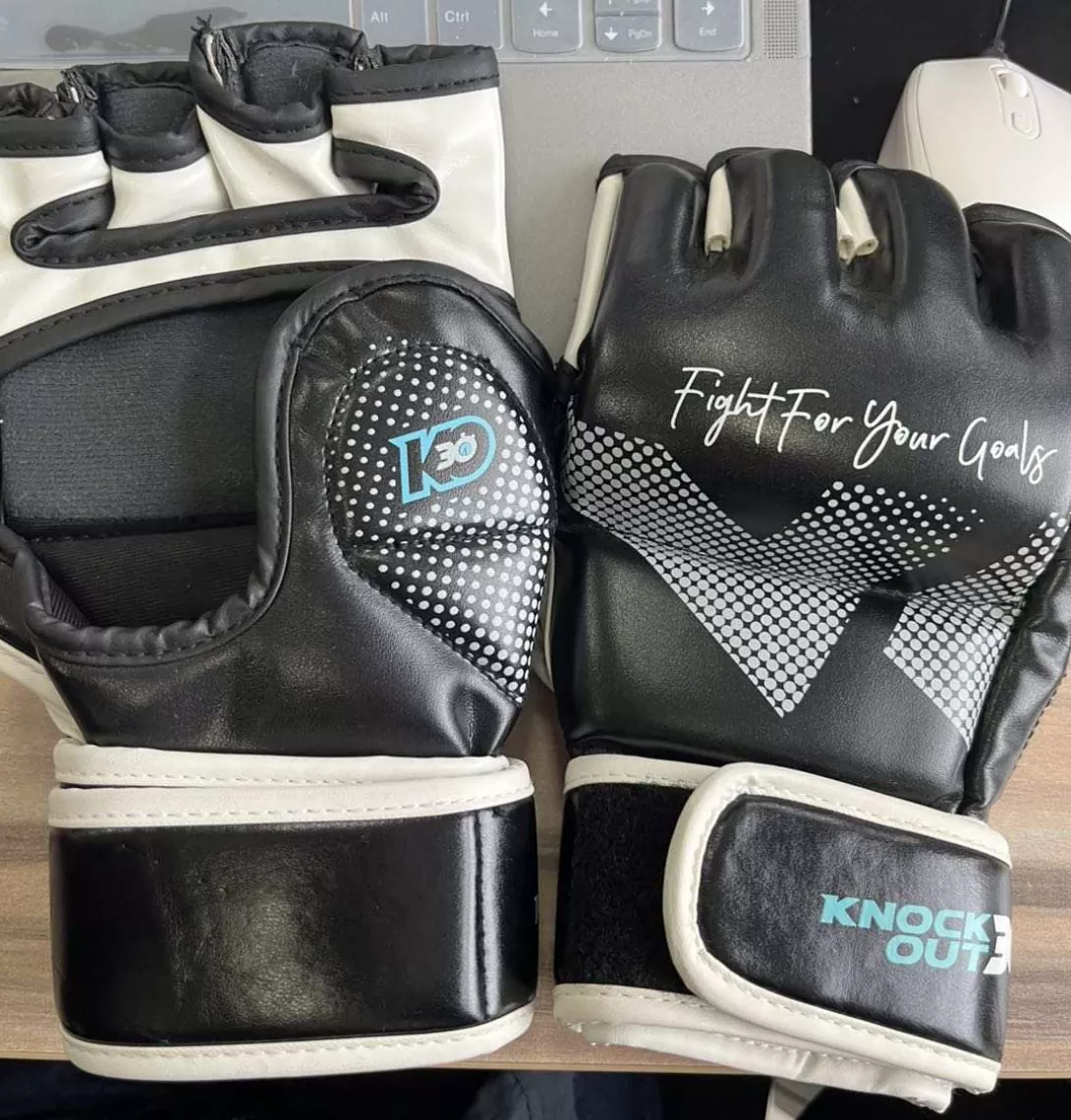 Qual è la differenza tra i guanti MMA da competizione in stile UFC e i guanti MMA da allenamento regolare?