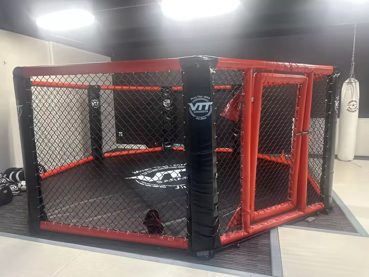 Come può un ottagono MMA personalizzato bilanciare sicurezza, durata e visualizzazione del marchio in una palestra da combattimento ad alta intensità?