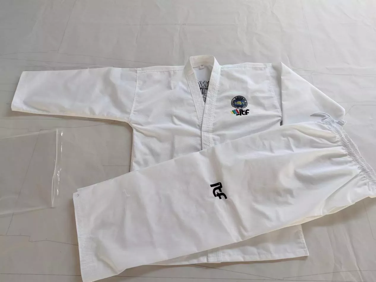 In che modo Pandawin Sports affronta le sfide di conformità e durabilità per gli studenti di vari gradi con la sua gamma completa di uniformi ITF?